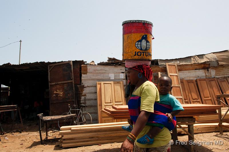 20090528_142237 D3 P1 P1.jpg - Lady carrying infant on back and pail on head